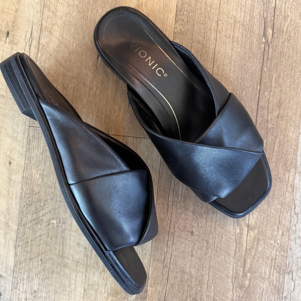 Vionic Miramar Slide Leather Sandals | Black